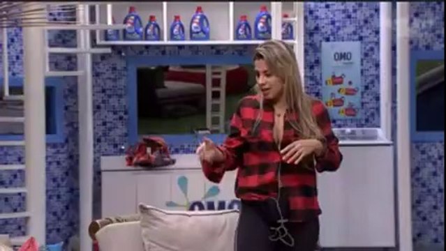 Clara para Vanessa Você vai deixar eu deitar na sua cama? Vanessa Você eu deixo, só você [BBB14]