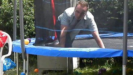 Mon beau-frère dans le trampoline.