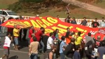 Rio police stop protesters from reaching World Cup arena - Video Dailymotion