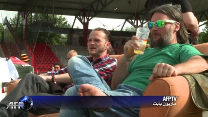 ألمان جلسوا على كنبات مريحة.. وتابعوا مباراة منتخبهم