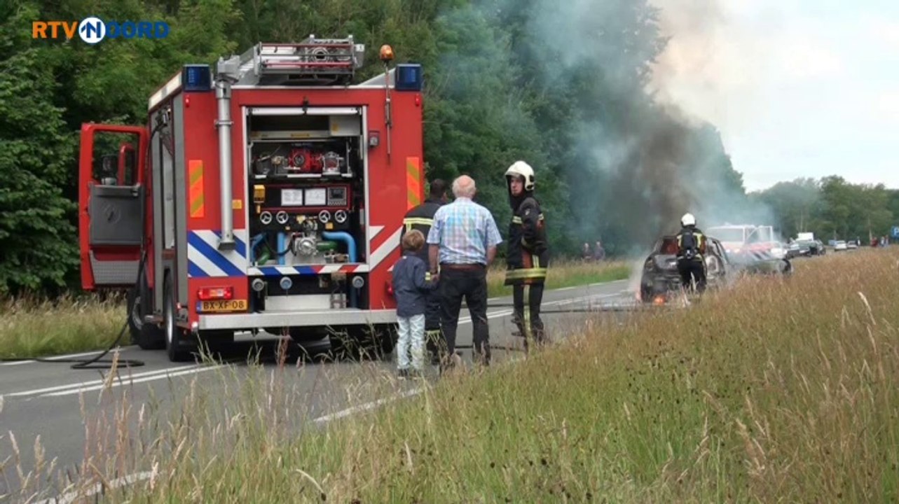 Beelden: Auto brandt volledig uit bij Nieuw-Buinen - RTV Noord