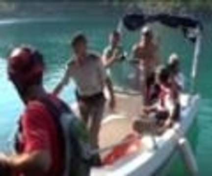 Denize atlamak için kayalığa çıktı, mahsur kaldı