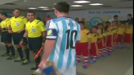 Messi minik hayranını görmezden geldi