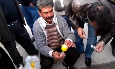 İnsanları Hipnotize Ederek Limon Sıkacağı Satan Adam