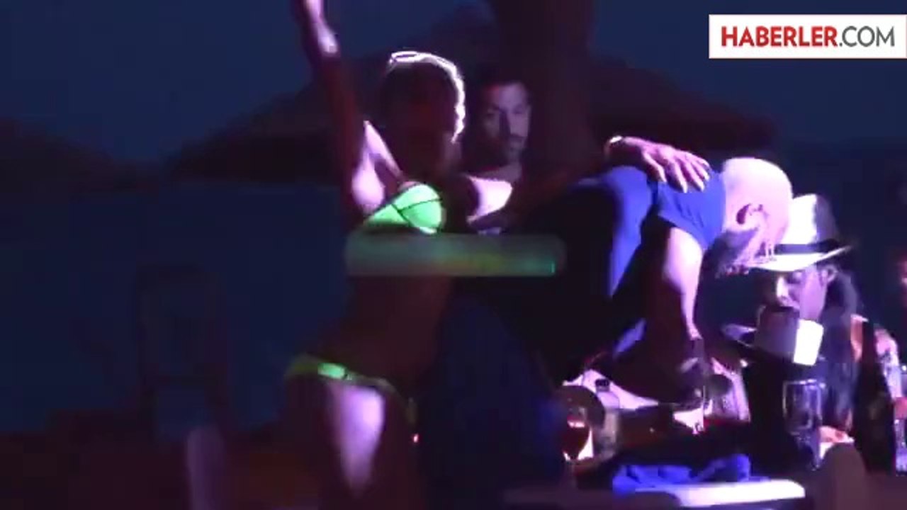Fransız Futbolcu, Dansçı Güzelle Öpüşürken Yakalandı