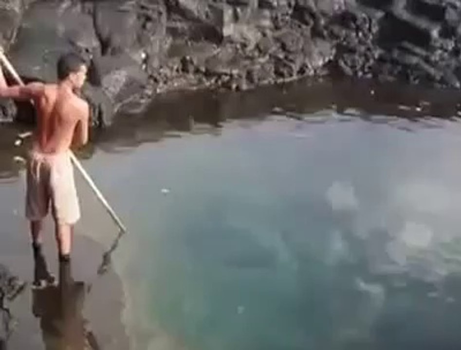 Hey Maşallah , Adamın Yakaladığı Balığa Bak !