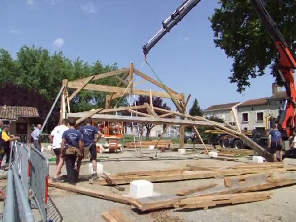 Construction de la Halle de Port-Sainte-Foy par les compagnons du devoir et du tour de France