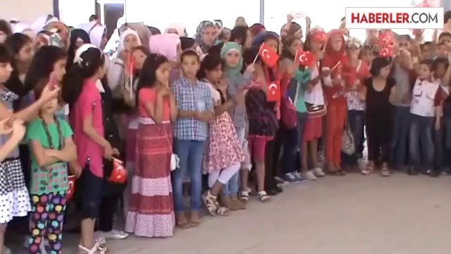Suriyeli öğrencilerin karne sevinci -
