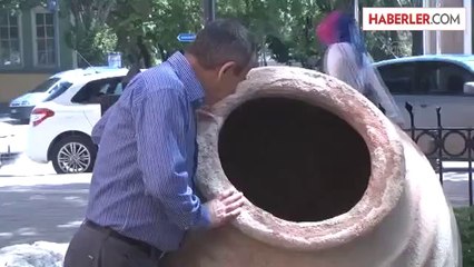 Tarlasında 2 bin yıllık olduğu tahmin edilen küp buldu -