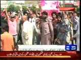 Dunya News - Awami Tehreek activists protest in several cities, city buses, expressway block
