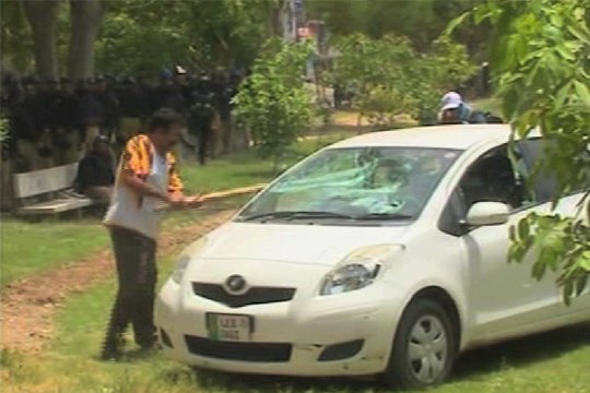 Dunya News - Man allegedly belonging to prominent political party kept smashing vehicles while police watched silently