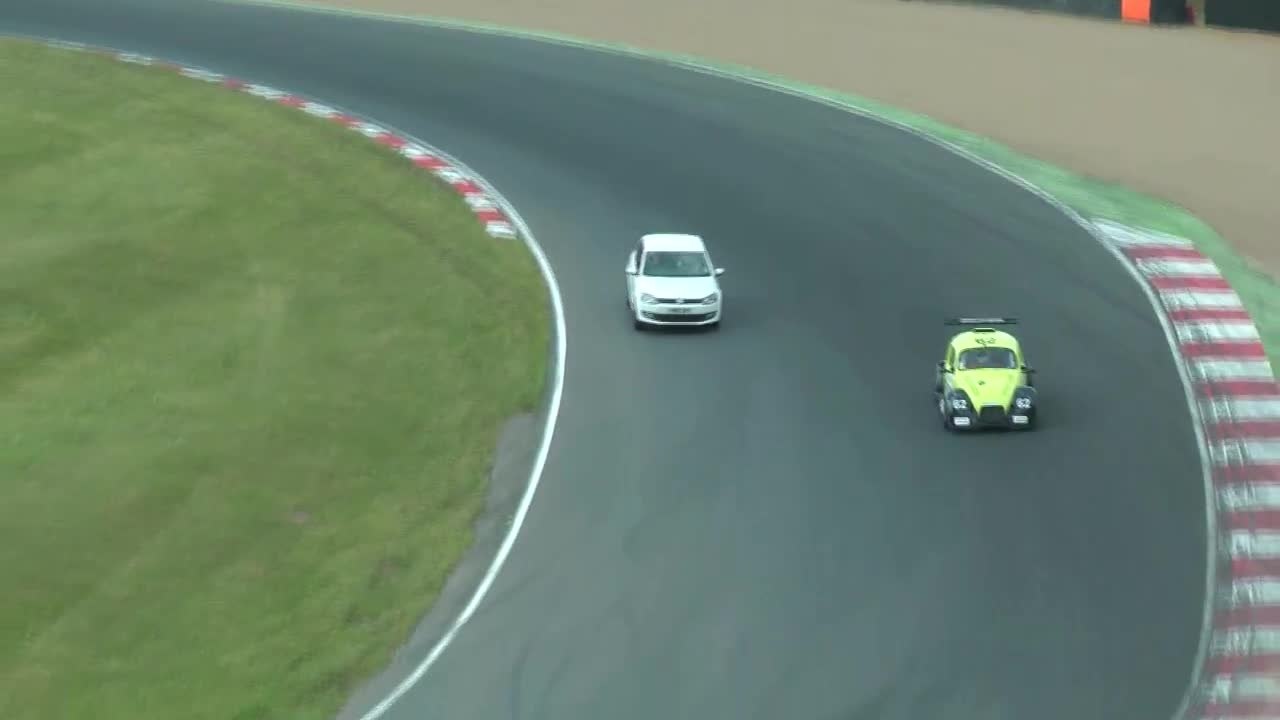 Un anglais s'invite dans une course automobile à Brands Hatch