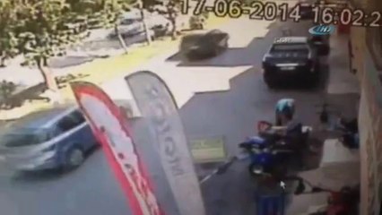 Bayrak direğine tırmanan şahıs kamerada