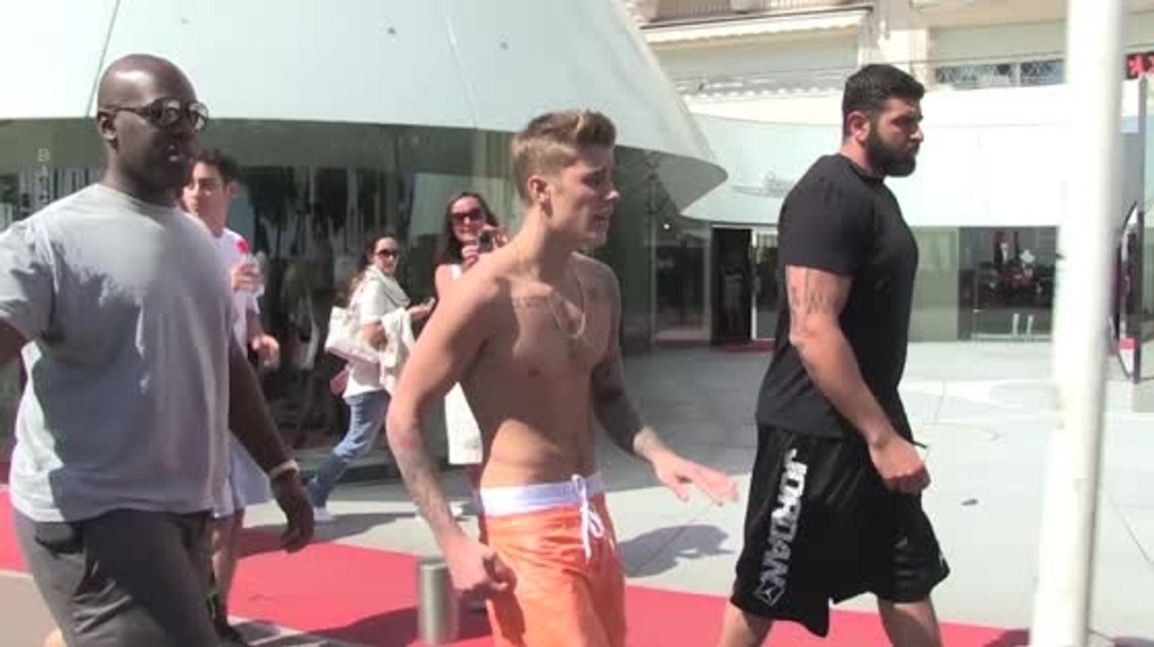 Justin Bieber wird aufgrund der geworfenen Eier wegen Vandalismus angeklagt