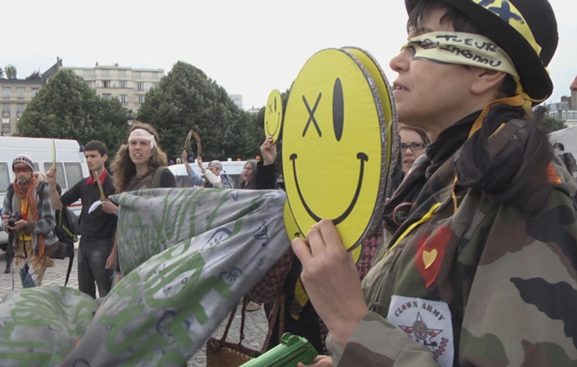 Salon de la défense : «Marchands d'armes, assas...