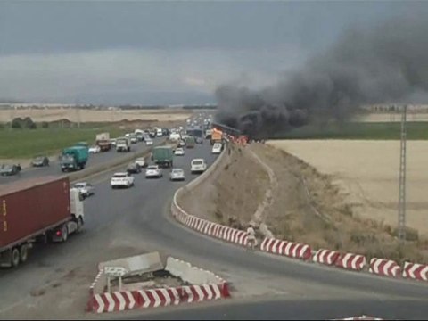 Accident de circulation sur l’autoroute Est-Ouest .Environs de Oued El Berdi. W. Bouira. حادث مرور على الطريق السريع شرق-غرب قرب واد البردي . ولاية البويرة