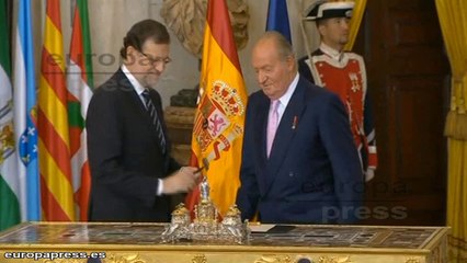 Juan Carlos I firma de su propia abdicación