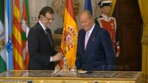 El Rey Don Juan Carlos firma su abdicación