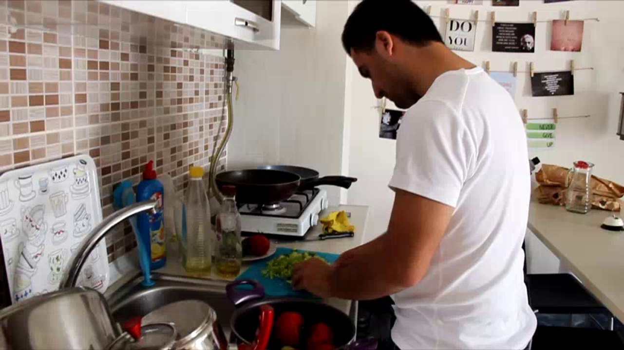 Yemekteyiz Öğrenci