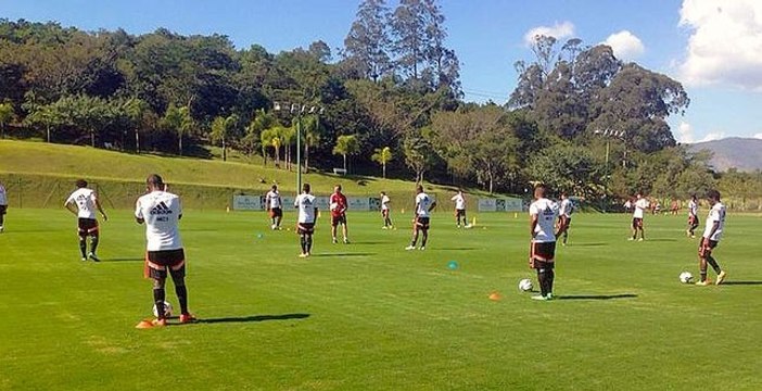 Jogadores do Fla suam a camisa em treino físico