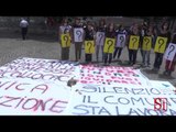 Napoli - I lavoratori di Bagnoli Futura si imbavagliano davanti al Comune (17.06.14)
