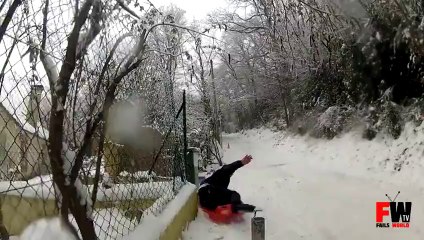 Sledding goes wrong - Fails World