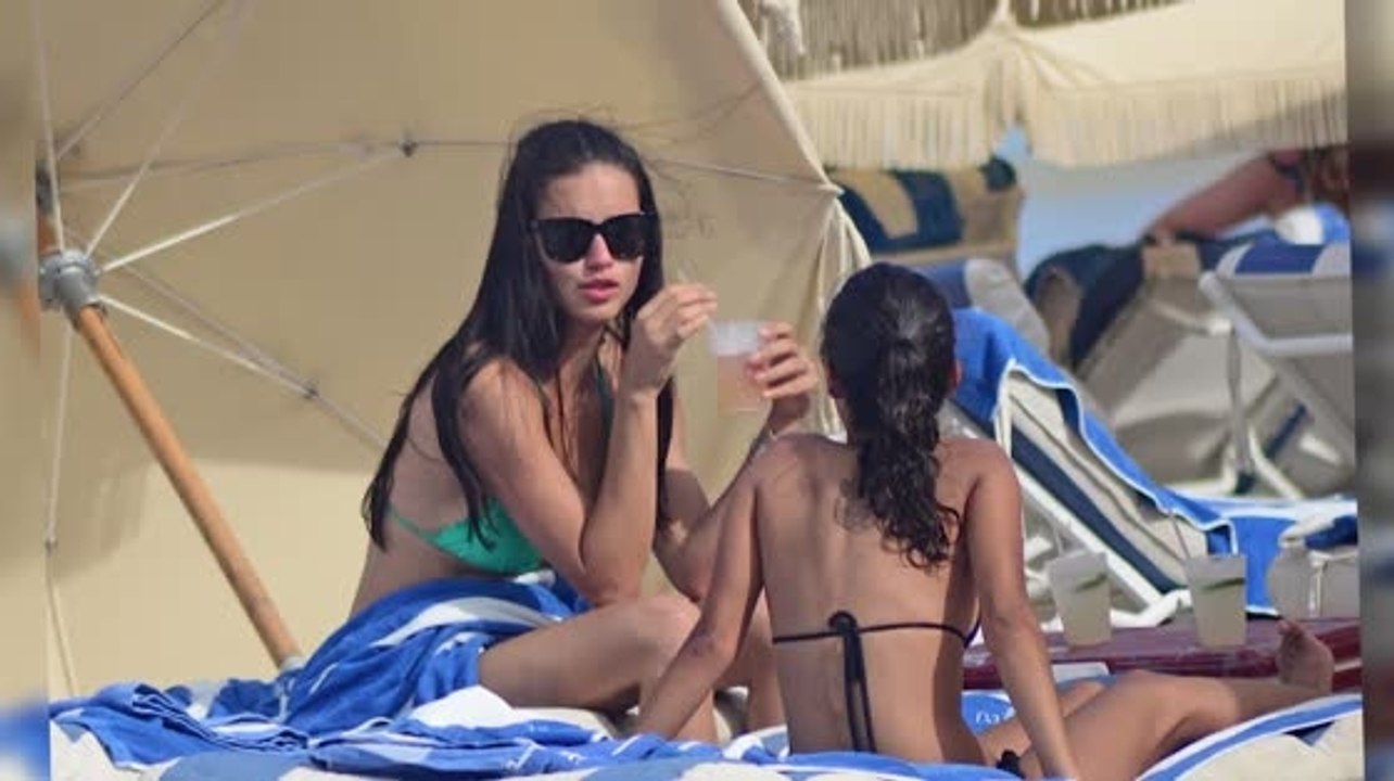 Adriana lima am strand in miami