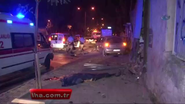 İzmir Konak'ta Kaza! Otomobil yayaların arasına daldı