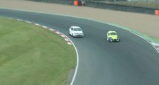 Un jeune Anglais s'invite dans une course automobile avec son véhicule