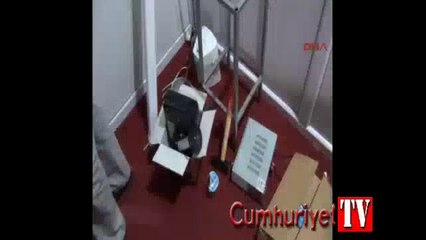 Parti il binasına kumar baskını