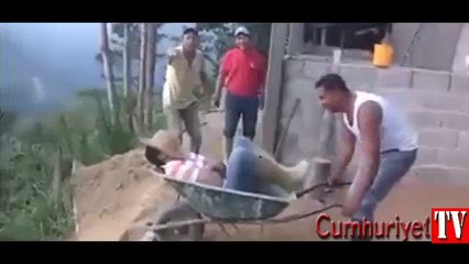 El arabasında uyuyan arkadaşını aşağıya attı