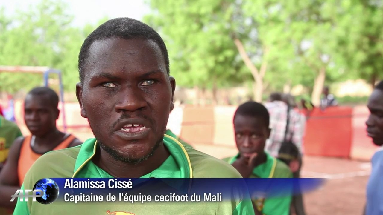 Mali: le foot, les yeux fermés