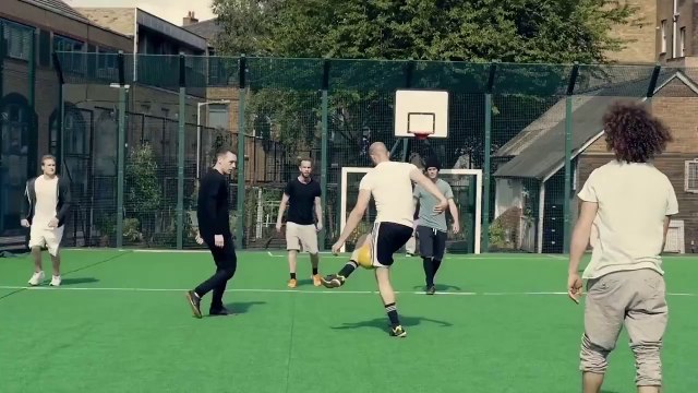 Terrain de foot en matelas et joueurs freestyle : The Unbelievable Game - Pepsi Max.