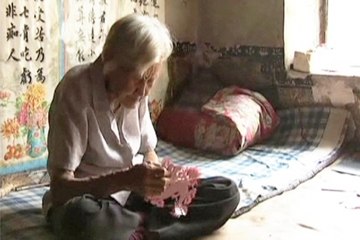 Dunya News - 92 yr mother takes care of paralyzed son