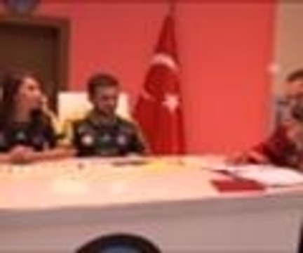 Fanatik çift, nikah masasına Fenerbahçe formasıyla oturdu