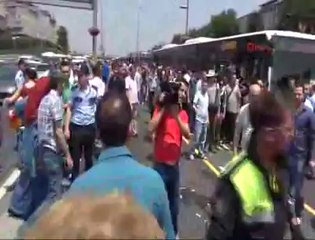 POLİSTEN KAÇAN SU SATICILARINA METROBÜS ÇARPTI