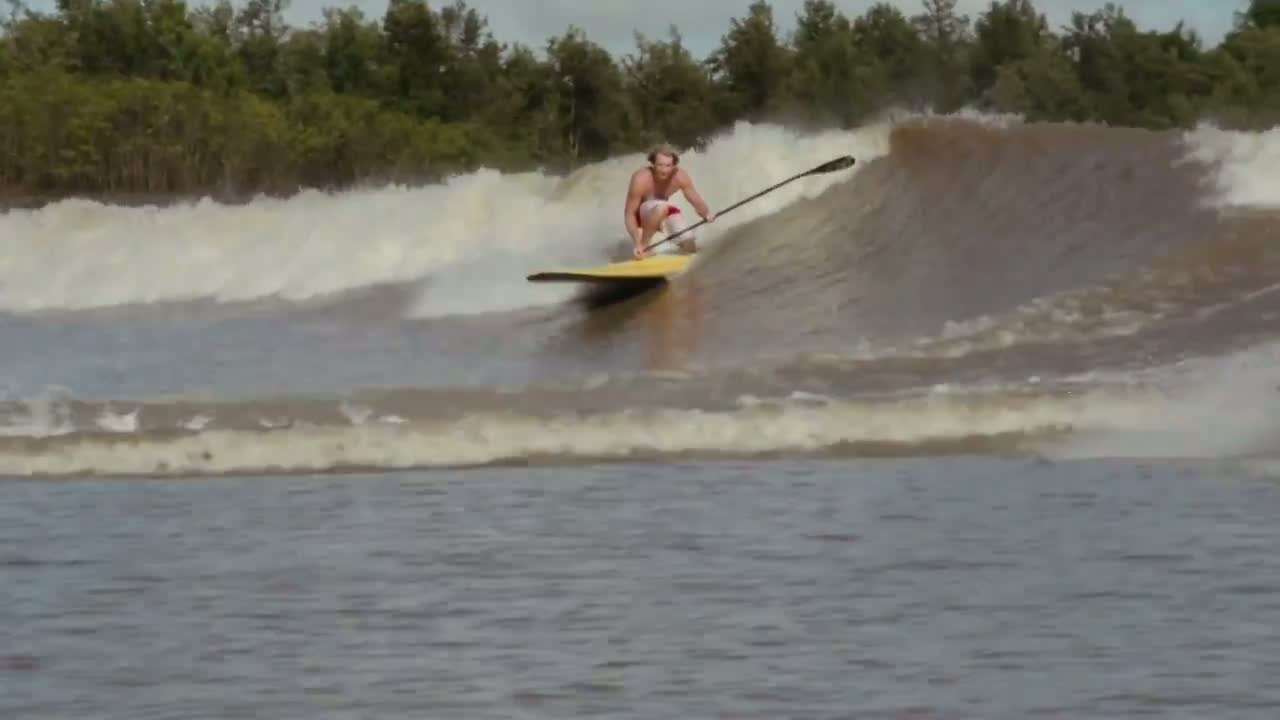 Record du monde : Robby Naish surfe la plus longue vague en SUP sur l'Amazone