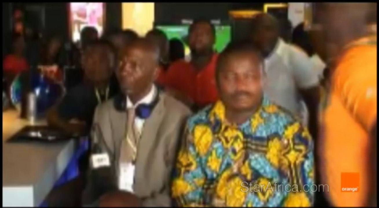 Roger Milla et les camerounais à fond derrière les Lions