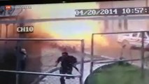 canlı bomba kendini patlatıyor ırak catch Iraqi's running as a suicide bomber detonates himself