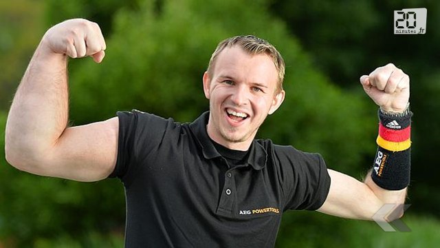 L'homme au bras droit un peu trop développé