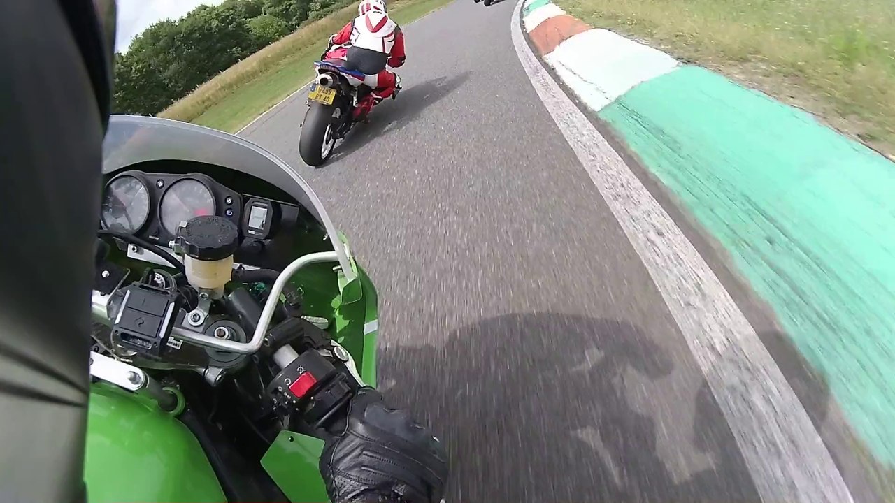 Journée club moto Pau 16/06/2014 - Groupe 2 - 5ème session - ZX9R vue casque derrière Domi