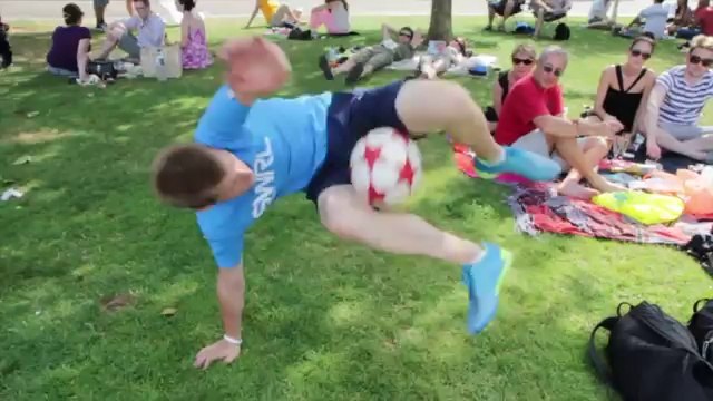 Insane Football skills - World Freestyle champion Andrew Henderson