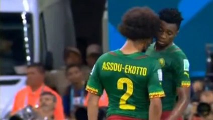 Coup de tête de Benoît Assou-Ekotto sur Benjamin Moukandjo - Cameroun vs Croatie