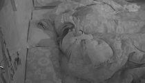 Vanessa fala dormindo e deita com a cabeça na Clara [BBB14]