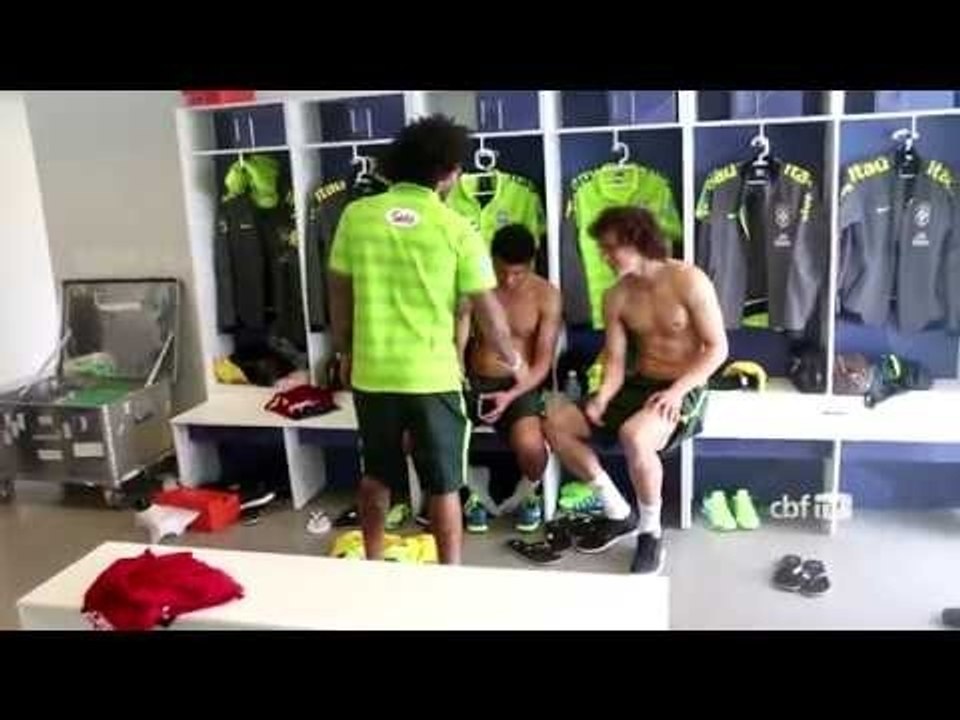 Marcelo se apresenta e jogadores celebram a chegada do lateral
