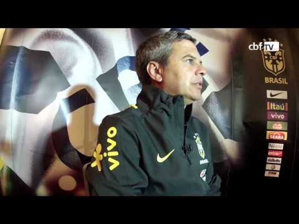 Eu trabalho na Seleção: Carlinhos Neves, o preparador físico
