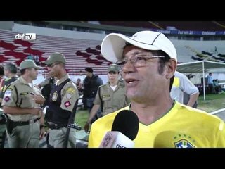 Hulk recebe a visita do pai no treino no Estádio do Arruda