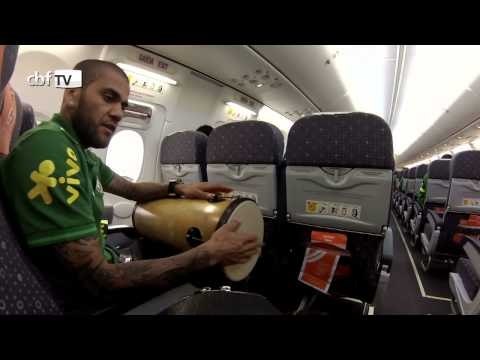 Dante e Daniel Alves comandam o pagode no vôo da Seleção para Goiânia