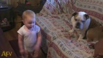 Un bébé dispute un chien. Hilarant monologue dans une langue inconnue des adultes.