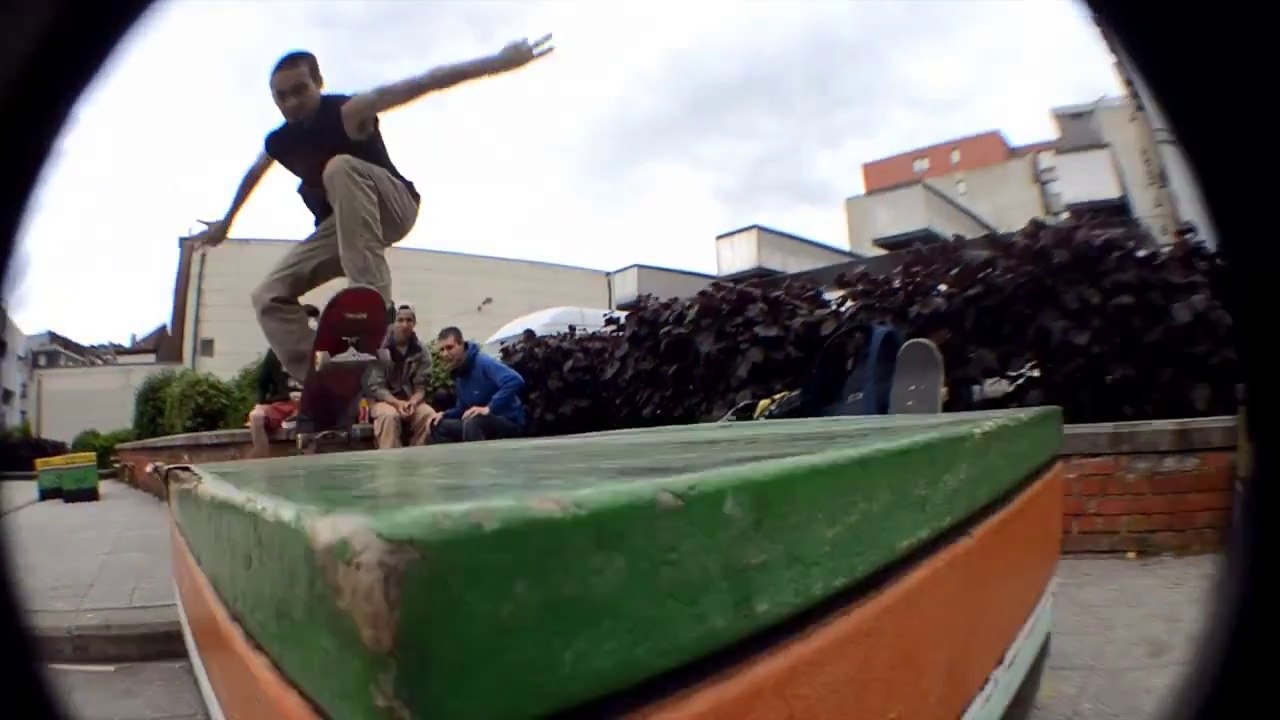 So violent headshot and fall during skateboard session!